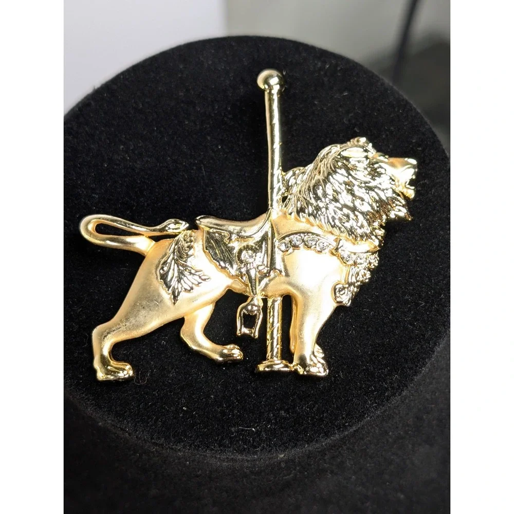 VINTAGE GOLDTONE SATIN CAROUSEL LION BROOCH‎